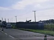 Ônibus tomba às margens da Via Dutra e deixa passageiros feridos