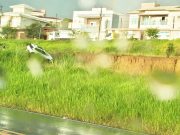 Mulher tem mal súbito e caí com carro em barranco em Guaratinguetá