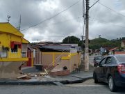 Motorista embriagado derruba muro de casa e dois são presos em Guaratinguetá