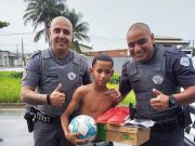 Garoto oferece rifa aos policiais para comprar tênis de futebol e é surpreendido em sua casa
