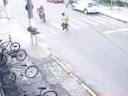 Motociclista atropela jovem sobre a faixa de pedestre em Guaratinguetá