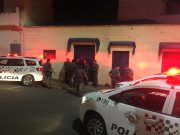 Policial feminina corre atrás de suspeito que é detido após cerco policial em Guaratinguetá