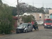 Carro arranca árvore com batida e deixa vítimas feridas em Guaratinguetá