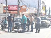 Motociclista atropela mulher na faixa de pedestre em Guaratinguetá