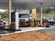 Carreta invade posto de combustíveis e bate em quatro veículos em Guaratinguetá
