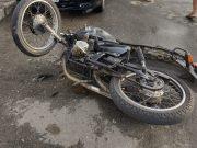 Mulher de 29 anos sofre acidente de moto e está em estado grave em Guaratinguetá