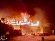 Fábrica de quadros e espelhos é destruída por incêndio em Aparecida