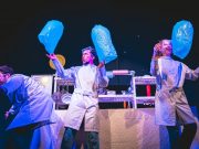 Peça infantil da Cia Truks leva bom humor e imaginação para escola de Guaratinguetá e Região