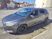 Motorista de aplicativo é assaltado, colocado no porta-malas do carro e amarrado em árvore