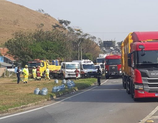 Botijões de gás cai de caminhão e moradores saqueiam a carga em Guaratinguetá