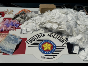 Homem é preso e adolescente apreendido por tráfico de drogas em Guaratinguetá