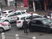 Carro atropela pedestre e bate em viatura da Polícia Militar em Aparecida