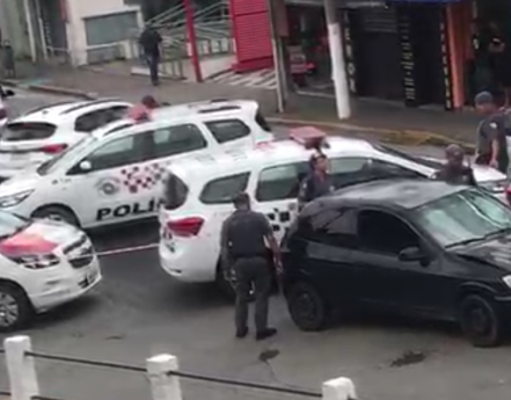Carro atropela pedestre e bate em viatura da Polícia Militar em Aparecida