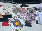 Dois homens são presos por tráfico de drogas na quadra de esportes em Guaratinguetá