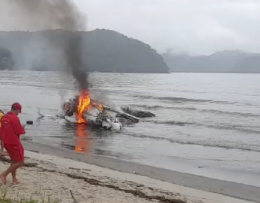 Avião com cinco ocupantes cai na faixa de areia em Ubatuba