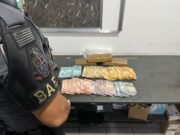 BAEP prende dois homens com drogas e dinheiro na Via Dutra em Aparecida