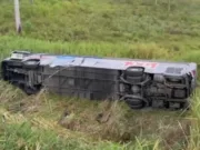 URGENTE – Ônibus cai em ribanceira e deixa 25 pessoas feridas e adolescente morto em Pindamonhangaba