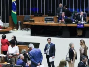 Câmara aprova atendimento prioritário para mães e pais atípicos no SUS