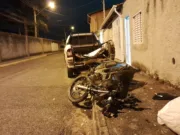 Homem com moto roubada bate em carro parado e é preso em Guaratinguetá