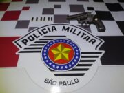 Dois ocupantes de motocicleta são presos com arma de fogo em Guaratinguetá