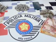 Dois homens tentam fugir da polícia e são presos por tráfico de drogas na Vila Brasil