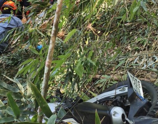 Casal cai em ribanceira com motocicleta na descida da Serra de Ubatuba e mulher perde a vida