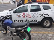 Motociclista sem habilitação é detido por direção perigosa em Guaratinguetá
