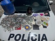 Homem é preso e tonel com drogas é localizado sob o piso de residência em Guaratinguetá