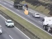 Pneu solta de veículo na Via Dutra e atinge romeiro que seguia para Aparecida