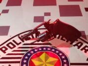 Motociclista e garupa sofrem queda durante fuga e homem é preso com arma de fogo em Guaratinguetá