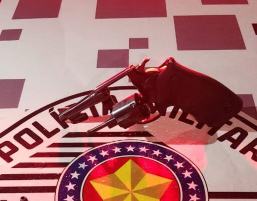 Motociclista e garupa sofrem queda durante fuga e homem é preso com arma de fogo em Guaratinguetá