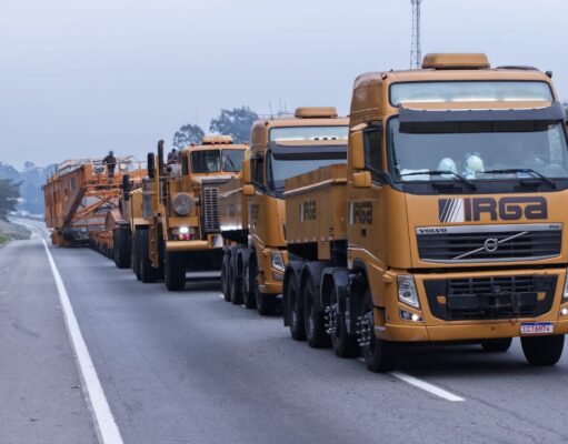 Transporte de carga especial inicia deslocamento na noite desta terça-feira na Via Dutra