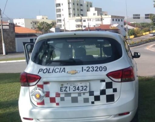 Drogaria é roubada na Vila Paraíba e bandidos abandonam carro batido em frente ao Shopping em Guaratinguetá