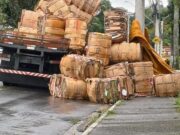 Carga de papelão cai de caminhão e provoca transtornos na Avenida Alexandre Fleming em Guaratinguetá