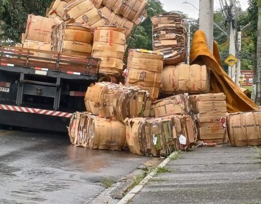 Carga de papelão cai de caminhão e provoca transtornos na Avenida Alexandre Fleming em Guaratinguetá