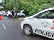 Motorista perde controle da direção, sobe na calçada e colide em palmeira em Guaratinguetá