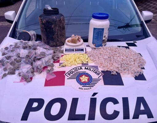 Homem tenta fugir pulando no rio Paraíba, mas é preso pela ROCAM com drogas em Guaratinguetá