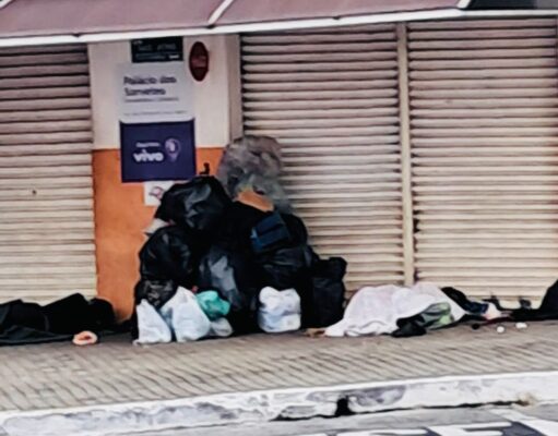 Insegurança no Centro de Guaratinguetá: Moradores Relatam Presença Constante de Indivíduos em Situação de Rua