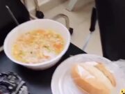 Munícipe critica qualidade da alimentação oferecida a pacientes e faz protesto contra a Prefeitura de Guaratinguetá