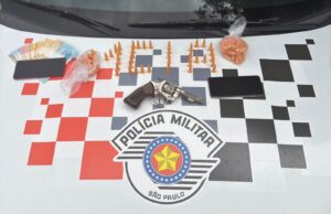 Polícia Militar estoura ponto de tráfico, apreende arma e prende criminoso em Lorena