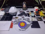 Operação policial acaba com ponto de tráfico e prende grupo armado em Potim