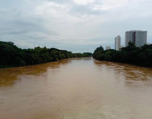 PERIGO: Rio Paraíba ultrapassa cota de alerta e Defesa Civil intensifica monitoramento em Guaratinguetá