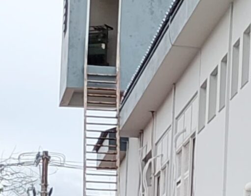 Eletrecista aposentado colaborador da Santa Casa de Guaratinguetá sofre queda nas escadas e caso evidencia falhas em elevador há dias