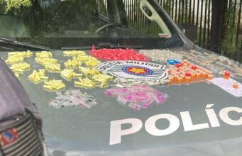 BAEP prende dois homens por porte ilegal de arma de uso restrito e tráfico de drogas em Guaratinguetá