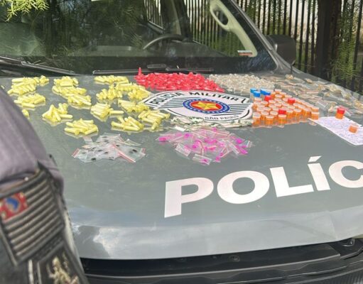 BAEP prende dois homens por porte ilegal de arma de uso restrito e tráfico de drogas em Guaratinguetá