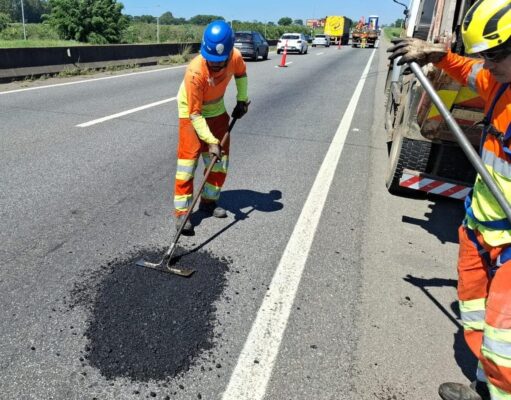 Via Dutra intensifica recuperação do pavimento e atua em 176 pontos em um único dia