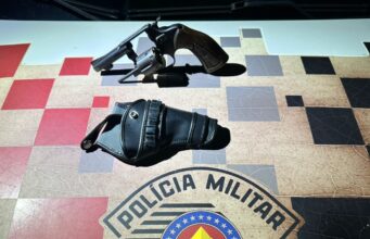 Homem é preso por porte ilegal de arma em meio à multidão no Carnaval de Guaratinguetá