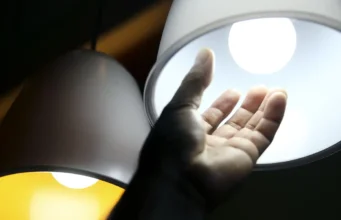 Conta de luz continua sem custo adicional em abril, confirma a Aneel