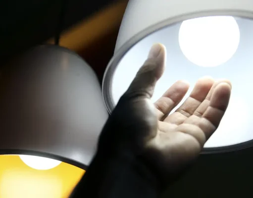 Conta de luz continua sem custo adicional em abril, confirma a Aneel