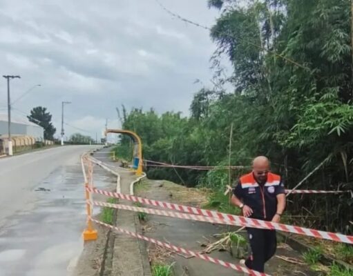 Chuvas provocam erosão e trecho de estrada é interditado em Guaratinguetá